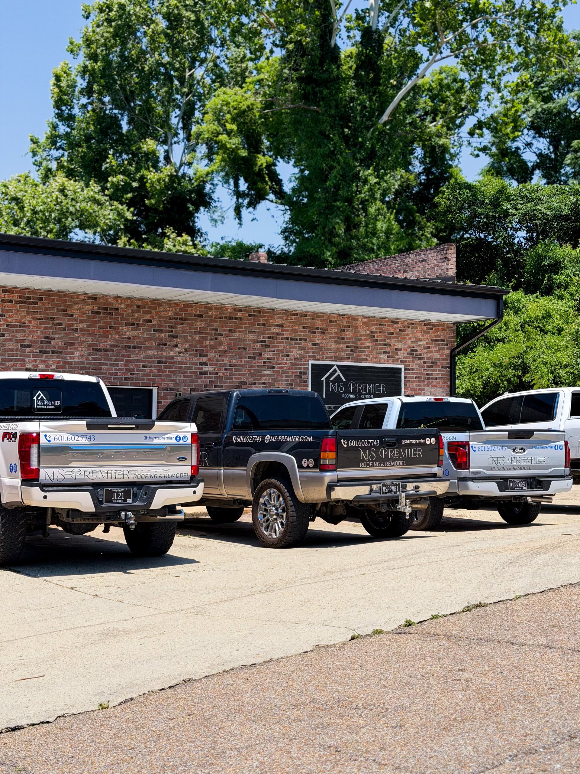 Roofing service vehicle